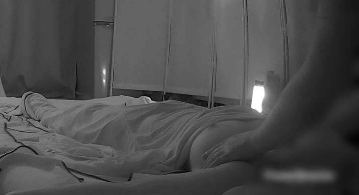 オイルで妖しくテカる美巨乳×美巨尻の極上受付嬢