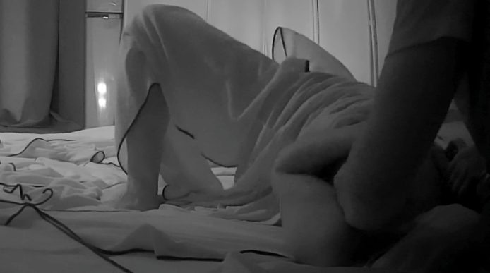 スタイル抜群の美人妻がエビ反り乳首イキ