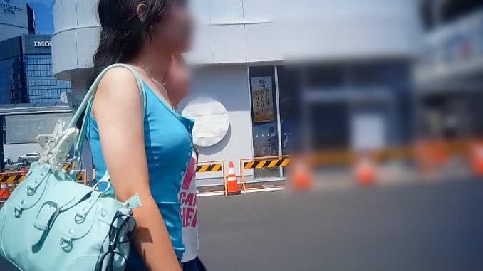 水色タンクがはち切れそうなほど発育し過ぎた美爆乳の激カワ女子大生など