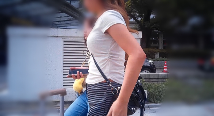 Pcolle PPV 2816266aa7acbc8e64f「ドエロ美爆乳ギャルのパイスラで食い込む膨らみなど」(販売者:めっちゃリアル) サンプル画像