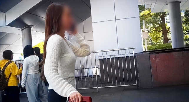 Pcolle PPV 2826606acb3f9a477d8「ニットを突き上げる美爆乳!待ち合わせする清楚系美人お姉さんの膨らみがエロ過ぎるなど。」(販売者:めっちゃリアル) サンプル画像