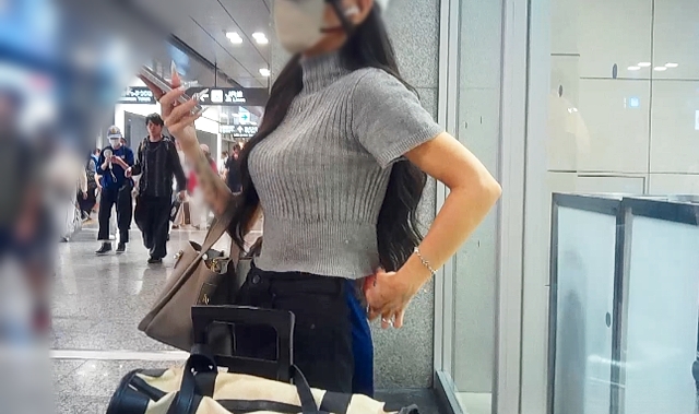 Pcolle PPV 2826966acca30ca771f「超絶クビレ美巨乳美人お姉さんが胸元強調させて待ち合わせなど」（販売者：めっちゃリアル） サンプル画像