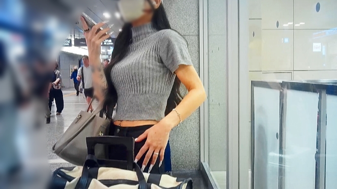 Pcolle PPV 2826966acca30ca771f「超絶クビレ美巨乳美人お姉さんが胸元強調させて待ち合わせなど」（販売者：めっちゃリアル） サンプル画像