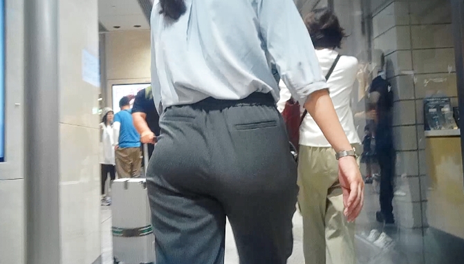 Pcolle PPV 2827866ad07feeb8ce8「美爆尻ドエロボディ超絶美形フェイス美女のピタピタフレアデニムなど」(販売者:めっちゃリアル) サンプル画像