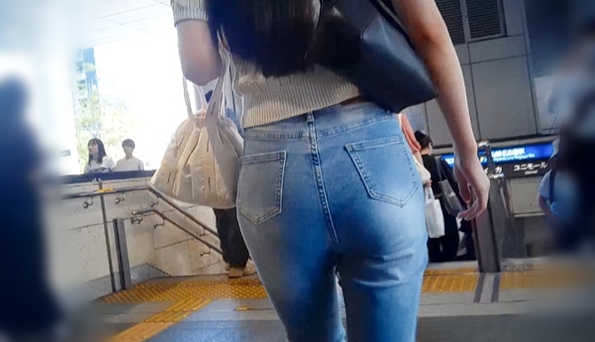 Pcolle PPV 2829826ad8707b3a9bc「スキニーデニムに吸い付くバッキバキの美巨尻がエロ過ぎる超絶美人お姉さんなど」(販売者:めっちゃリアル) サムネイル画像