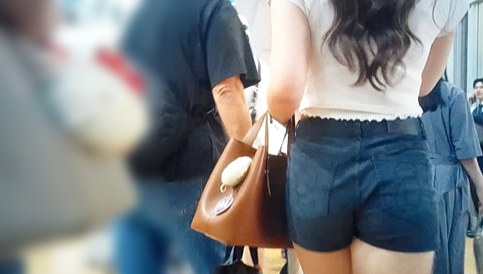 美巨乳美爆尻の激エロボディ美人お姉さんのピチピチショーパンがエロ過ぎるなど