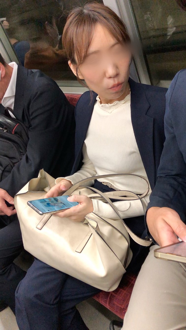 【上からの眺め61】スタイルの良いOLのおっぱいを上から観察!