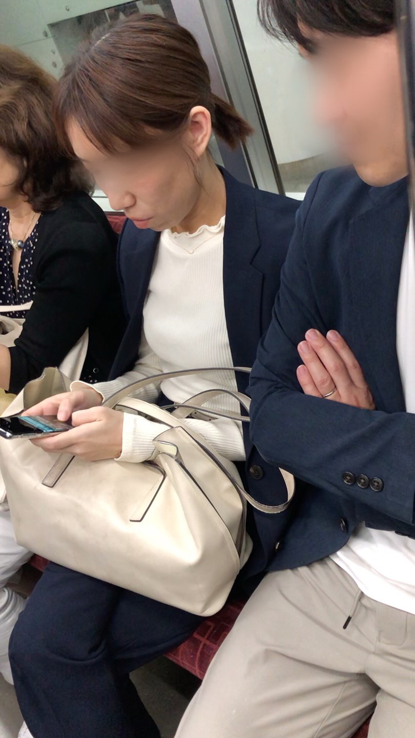 【上からの眺め61】スタイルの良いOLのおっぱいを上から観察!