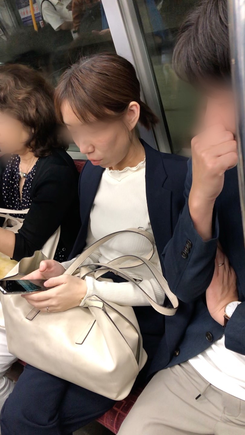 【上からの眺め61】スタイルの良いOLのおっぱいを上から観察!
