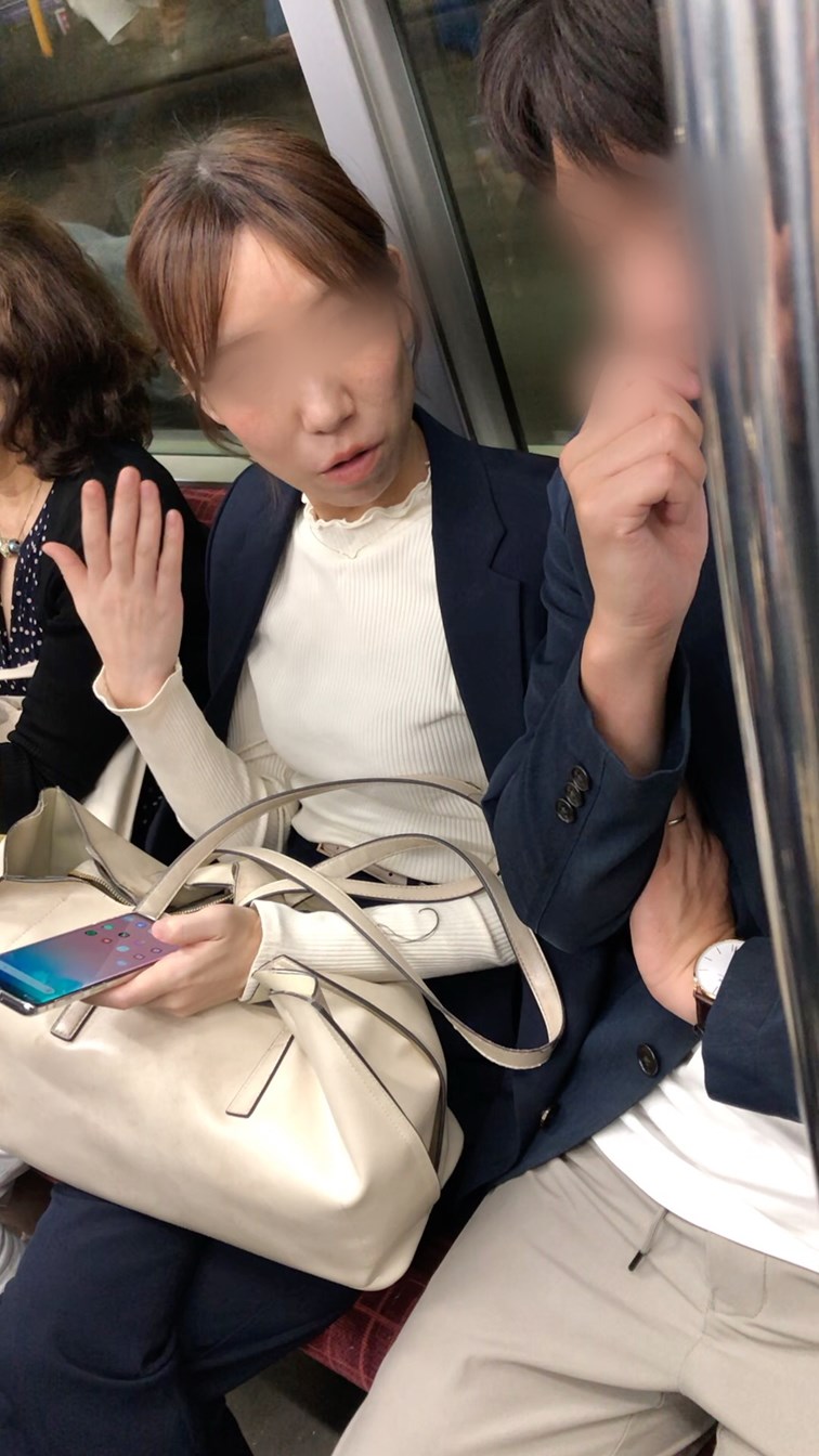 【上からの眺め61】スタイルの良いOLのおっぱいを上から観察!