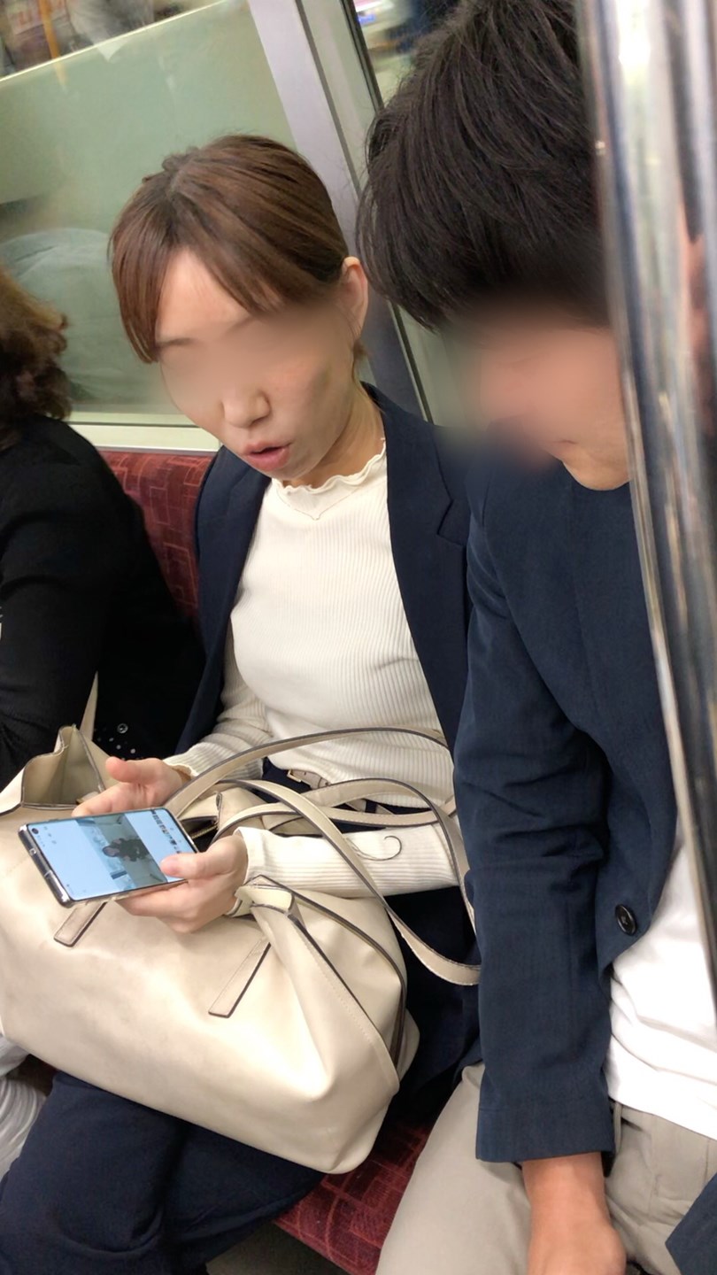 【上からの眺め61】スタイルの良いOLのおっぱいを上から観察!