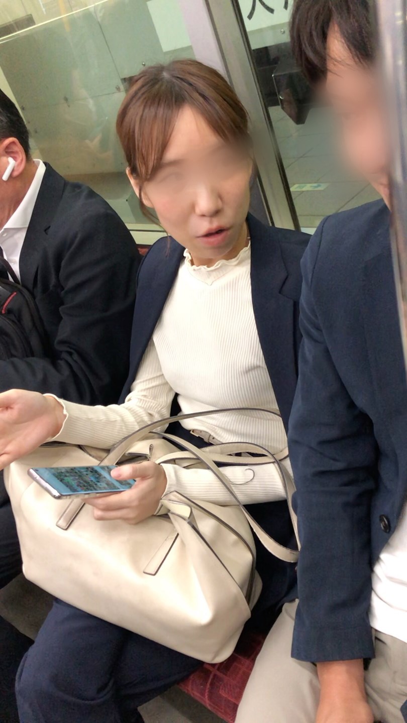 【上からの眺め61】スタイルの良いOLのおっぱいを上から観察!