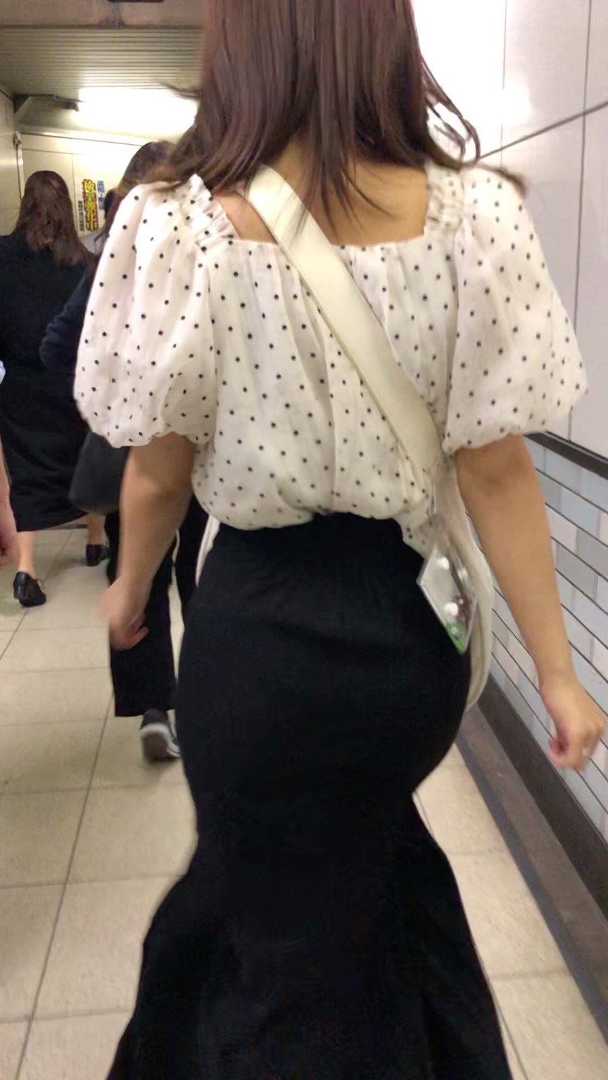 【横からの眺め361】清楚でセクシーなキレカワOLを追い回し!