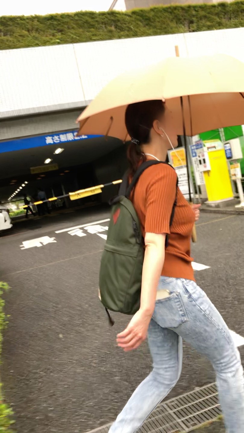 【横からの眺め362】スタイル抜群のGカップOLを並走で!