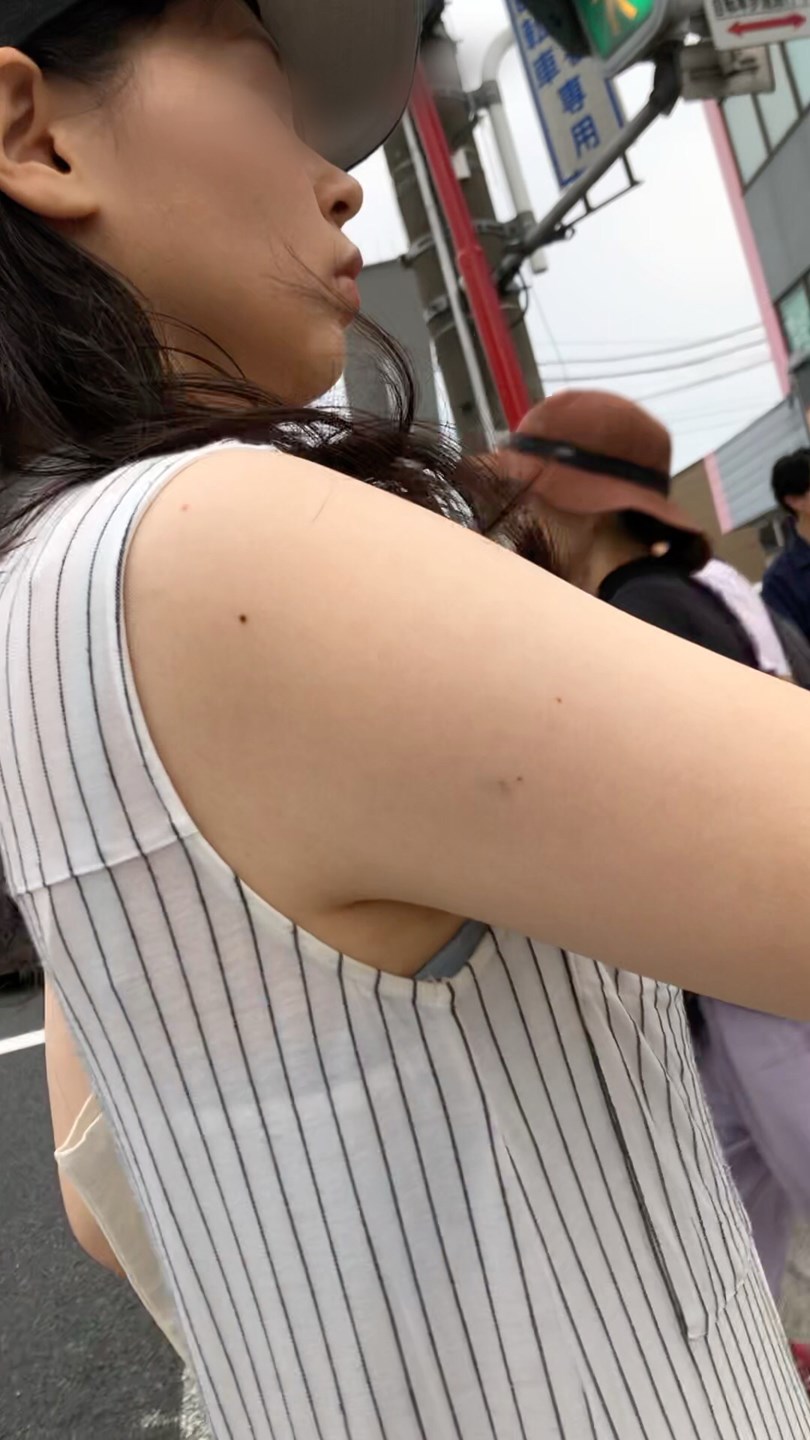 【横からの眺め370】白ワンピースのお姉さんのスケスケパンティに釘付け!!