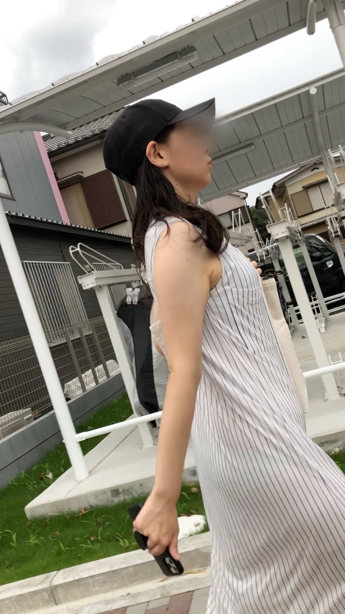 【横からの眺め370】白ワンピースのお姉さんのスケスケパンティに釘付け!!