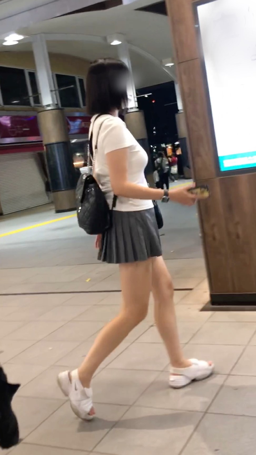 【横からの眺め372】モデル級スタイルの長身ＪＤの生足と巨乳に釘付け！！