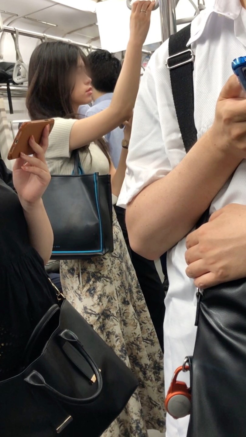 【すぐそこの眺め165】清楚系OLの美乳を電車内で観察!