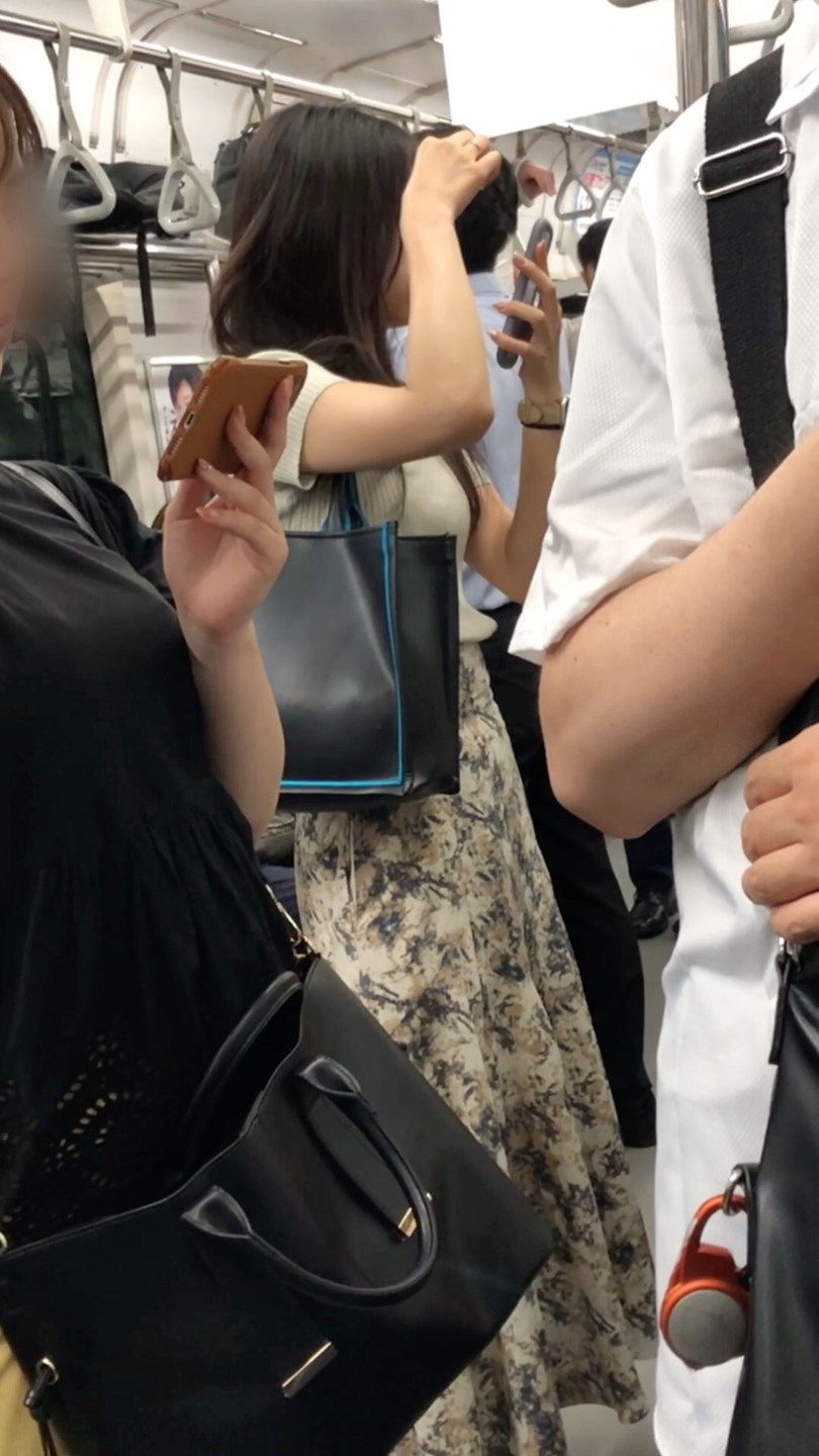 【すぐそこの眺め165】清楚系OLの美乳を電車内で観察!