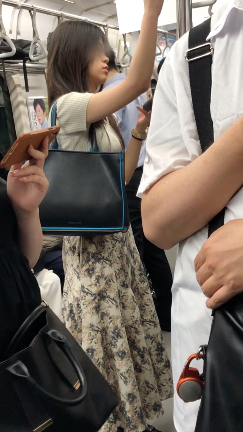 【すぐそこの眺め165】清楚系OLの美乳を電車内で観察!