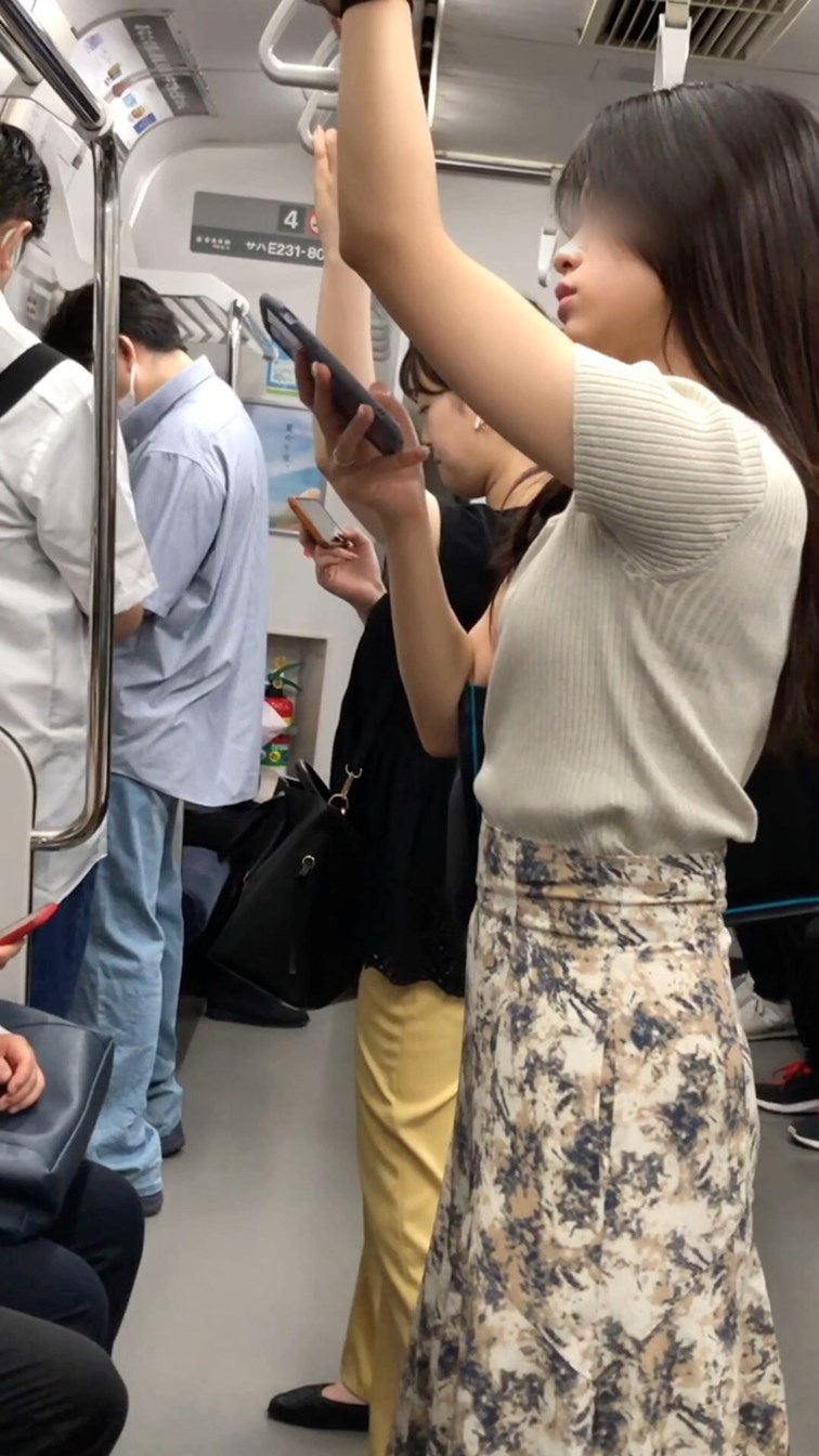 【すぐそこの眺め165】清楚系OLの美乳を電車内で観察!