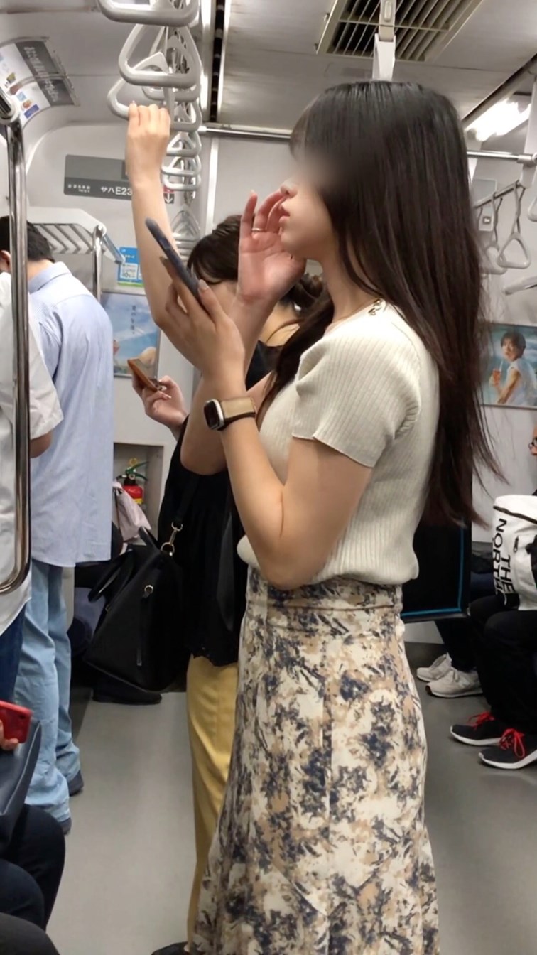 【すぐそこの眺め165】清楚系OLの美乳を電車内で観察!