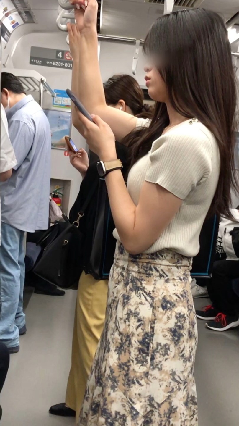 【すぐそこの眺め165】清楚系OLの美乳を電車内で観察!