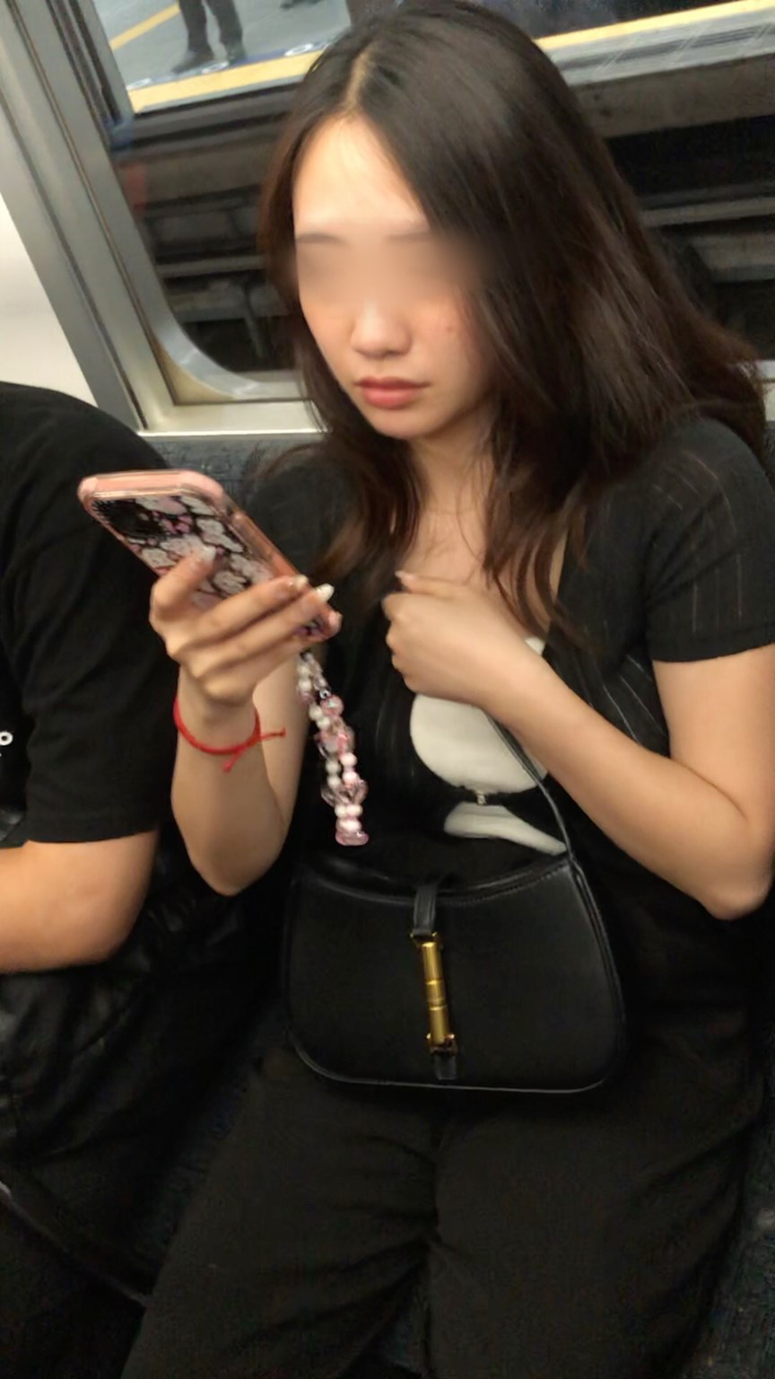 【上からの眺め68】程よい肉付きの美人OLを上から観察!