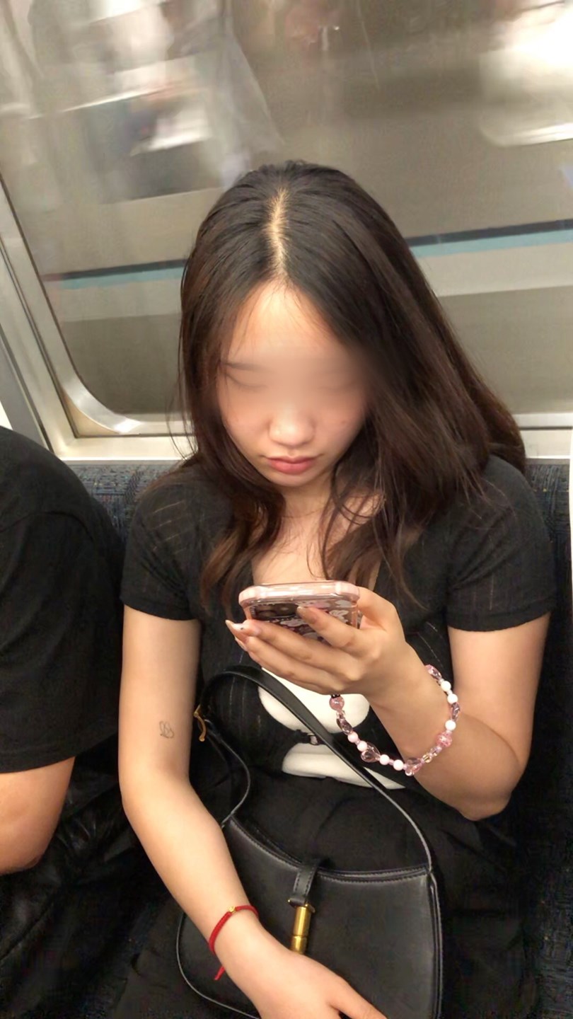 【上からの眺め68】程よい肉付きの美人OLを上から観察!