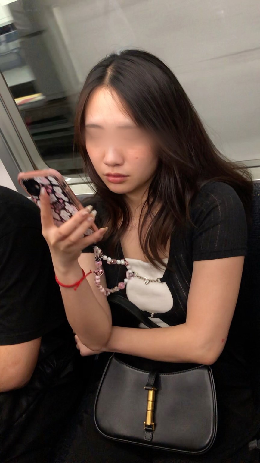 【上からの眺め68】程よい肉付きの美人OLを上から観察!