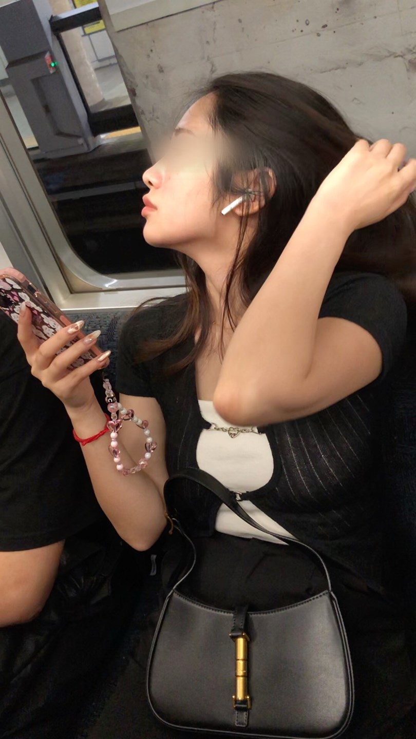 【上からの眺め68】程よい肉付きの美人OLを上から観察!