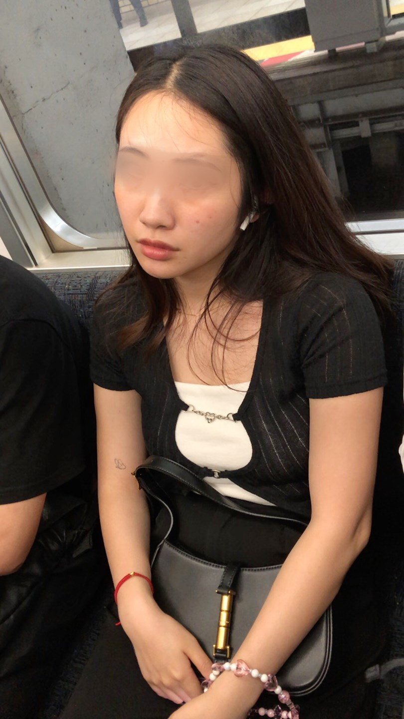 【上からの眺め68】程よい肉付きの美人OLを上から観察!