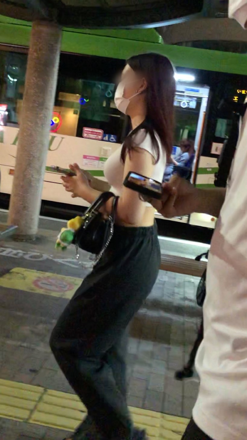 【横からの眺め375】へそ出しスタイルのエロエロボディのお姉さんを並走で!