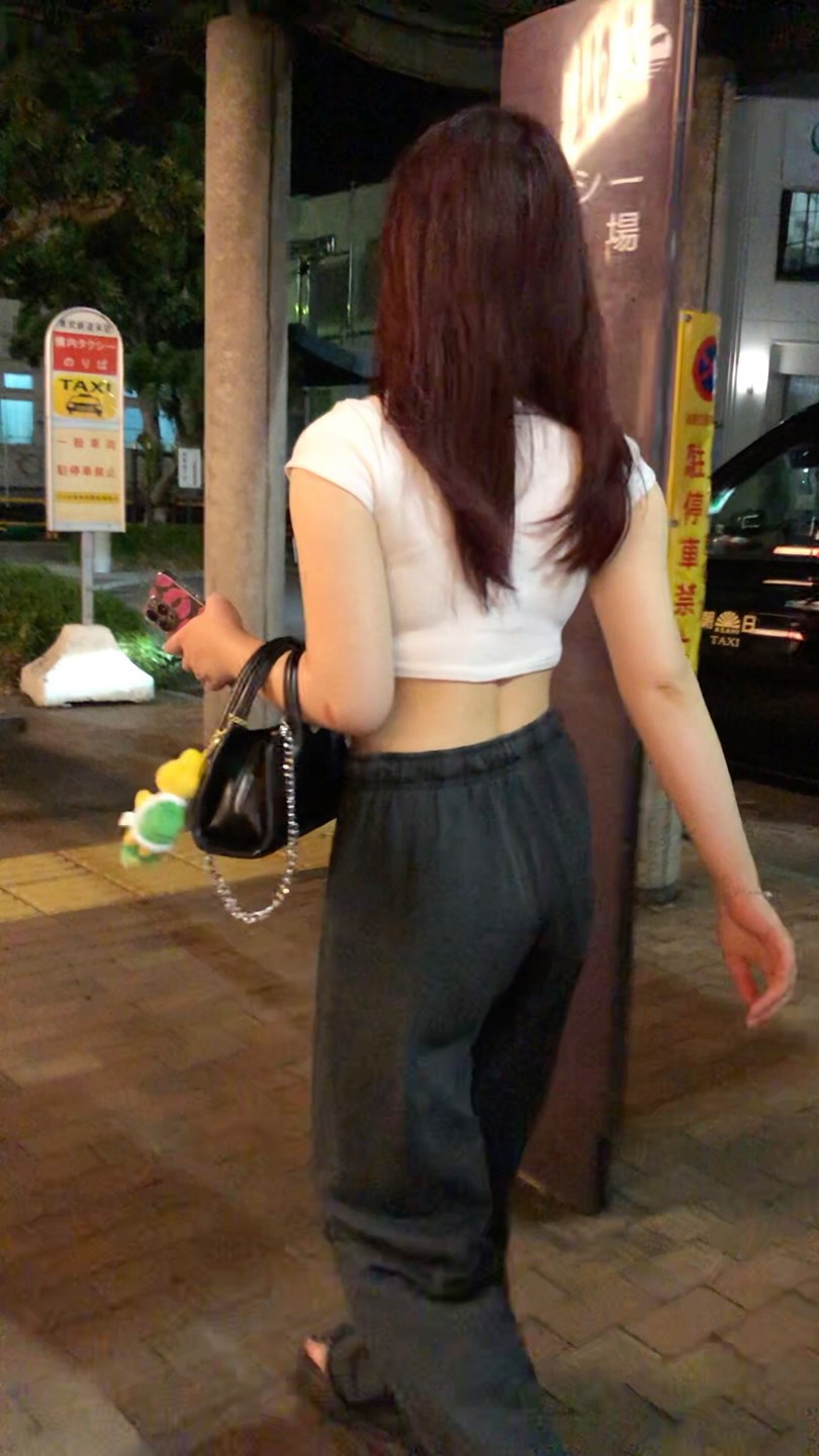 【横からの眺め375】へそ出しスタイルのエロエロボディのお姉さんを並走で!