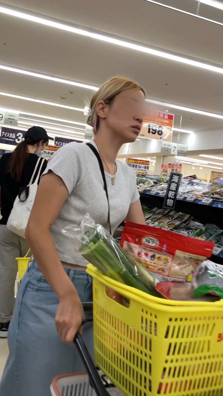 【お買い物中の眺め106】フェロモン溢れるセクシーギャルを店内で追い回し!