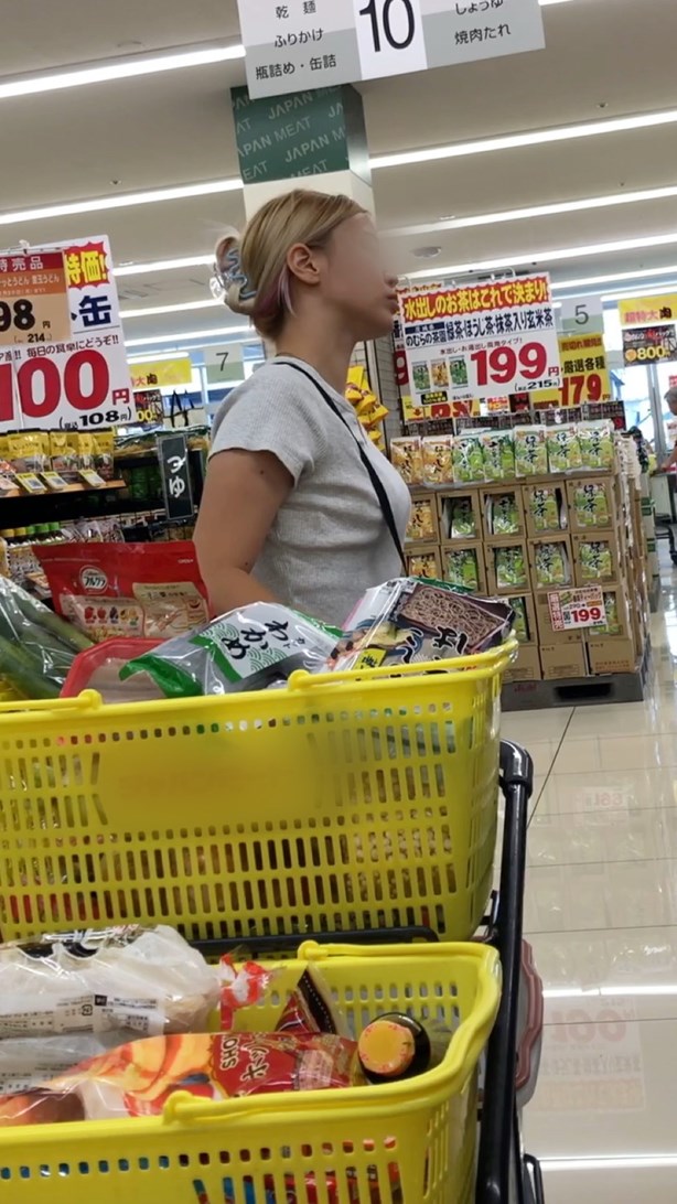 【お買い物中の眺め106】フェロモン溢れるセクシーギャルを店内で追い回し!