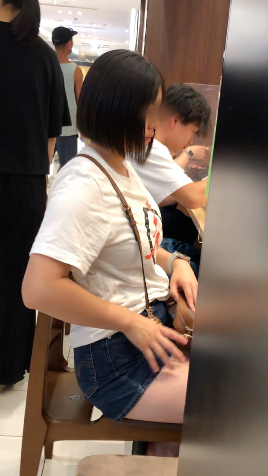 【横からの眺め385】ホットパンツのムチムチＪＤの体を横から観察！