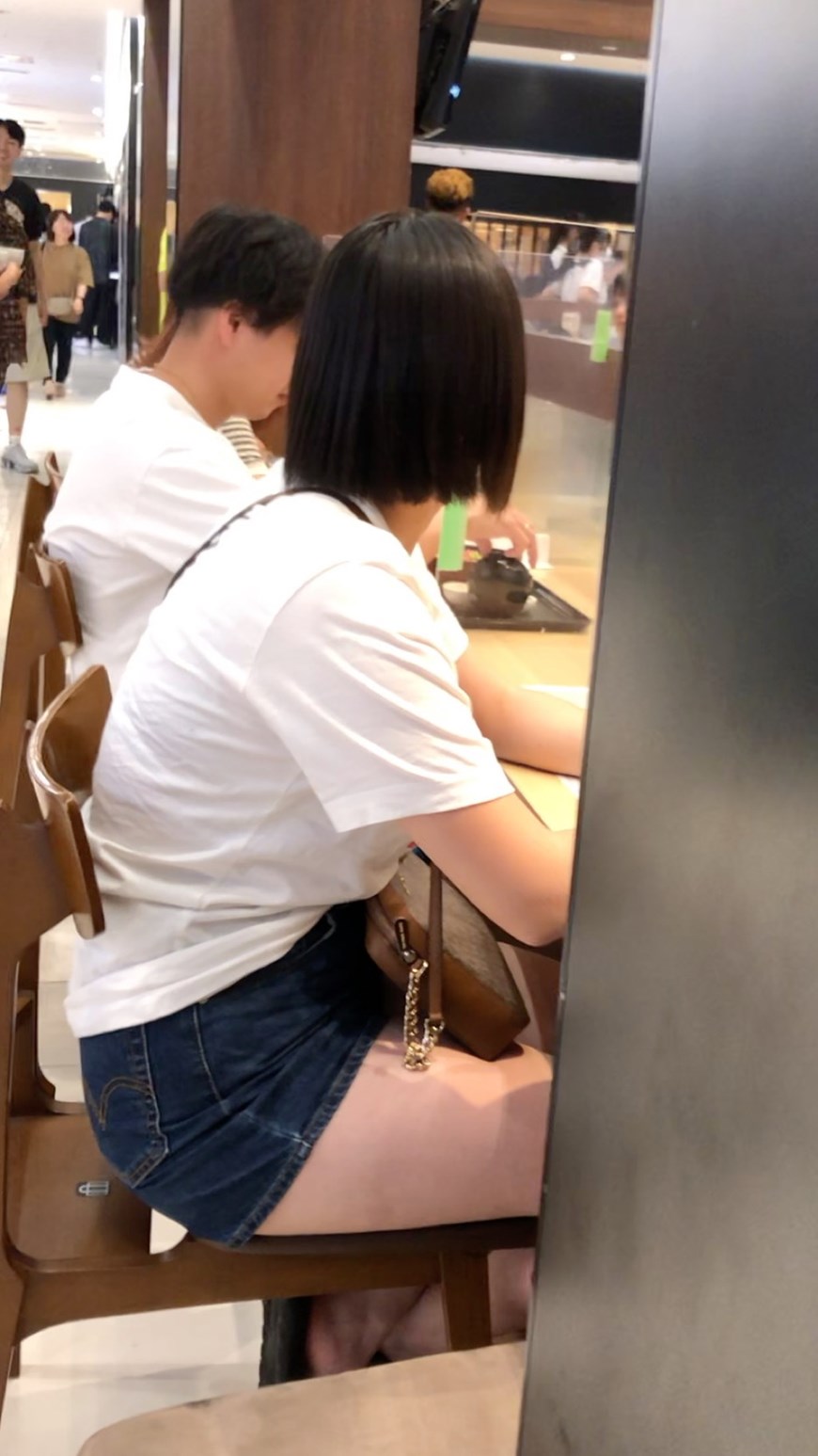 【横からの眺め385】ホットパンツのムチムチJDの体を横から観察!