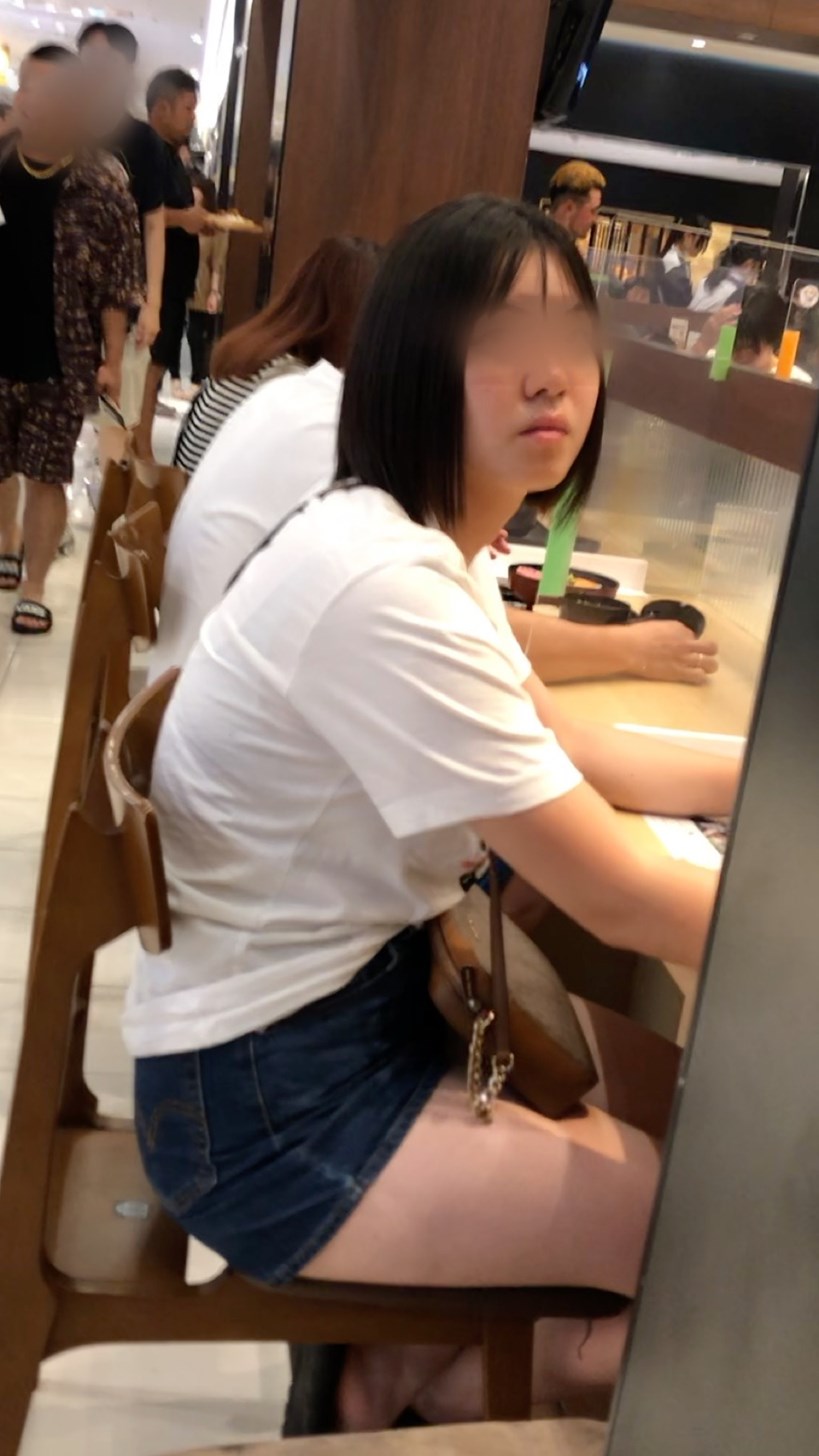 【横からの眺め385】ホットパンツのムチムチJDの体を横から観察!