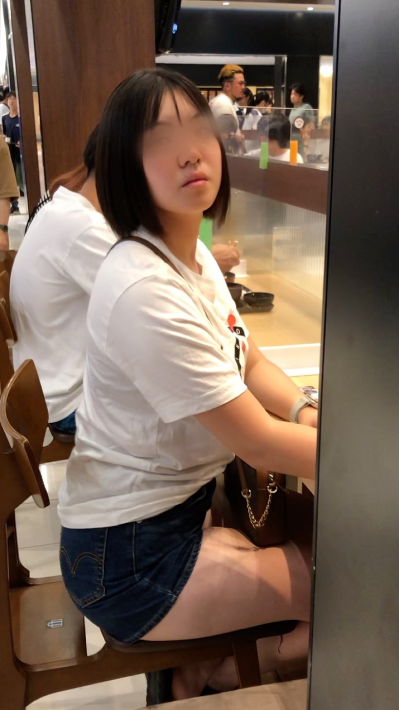 【横からの眺め385】ホットパンツのムチムチJDの体を横から観察!