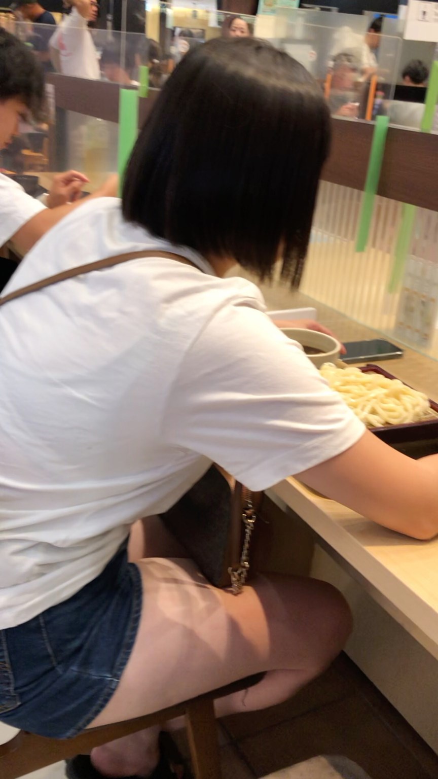 【横からの眺め385】ホットパンツのムチムチJDの体を横から観察!