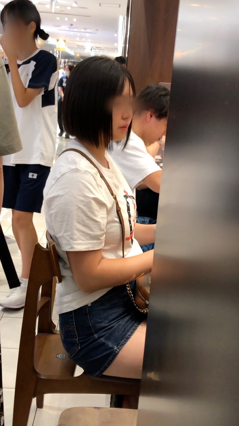 【横からの眺め385】ホットパンツのムチムチJDの体を横から観察!