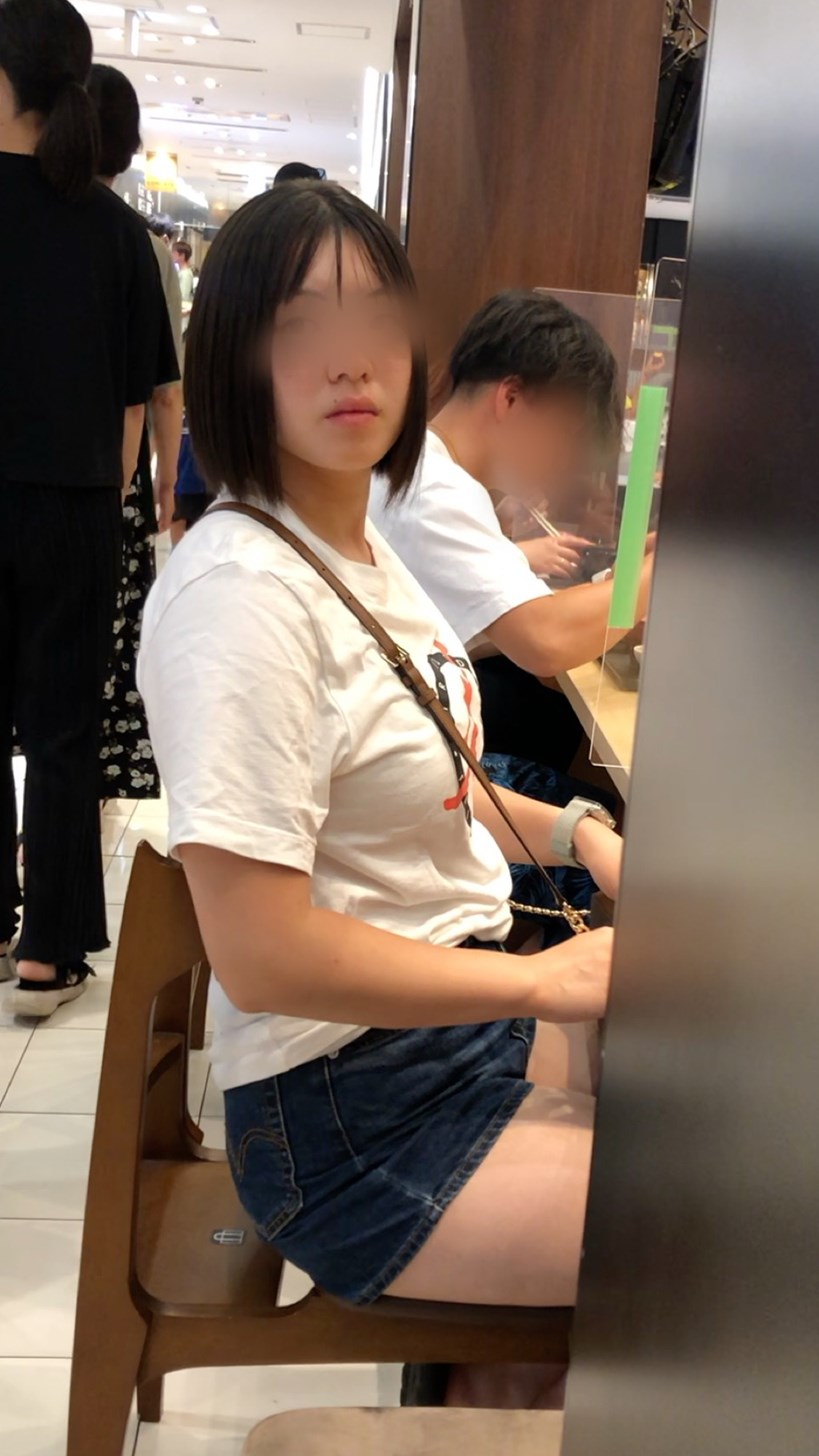 【横からの眺め385】ホットパンツのムチムチJDの体を横から観察!