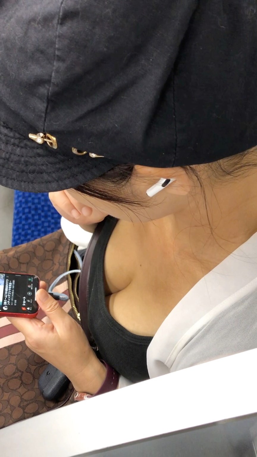 【上からの眺め70】胸の谷間を見せびらかすエロエロお姉さんを至近距離で！