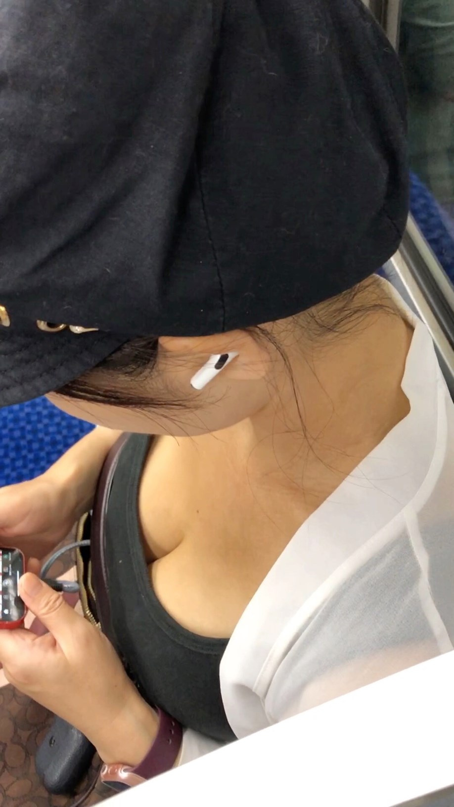 【上からの眺め70】胸の谷間を見せびらかすエロエロお姉さんを至近距離で!