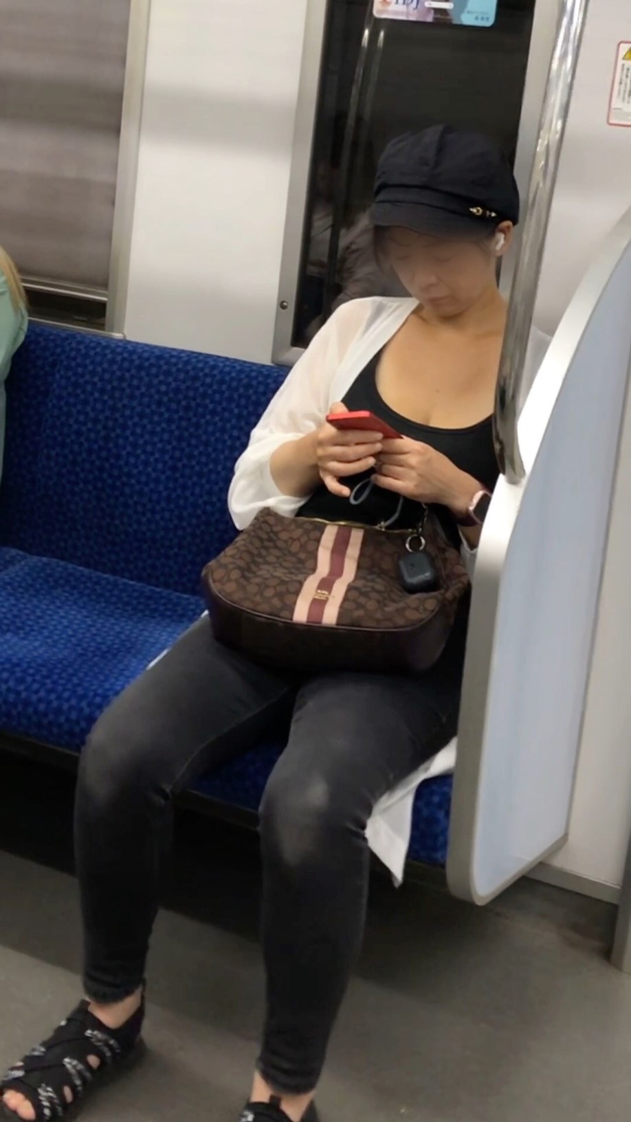 【上からの眺め70】胸の谷間を見せびらかすエロエロお姉さんを至近距離で!