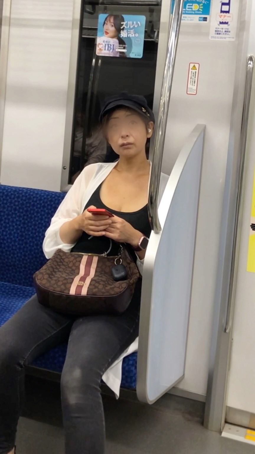 【上からの眺め70】胸の谷間を見せびらかすエロエロお姉さんを至近距離で!