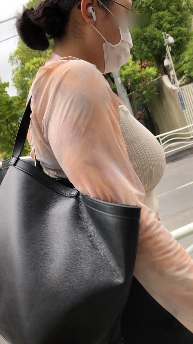 【横からの眺め389】推定Iカップの超爆乳OLに釘付け!!