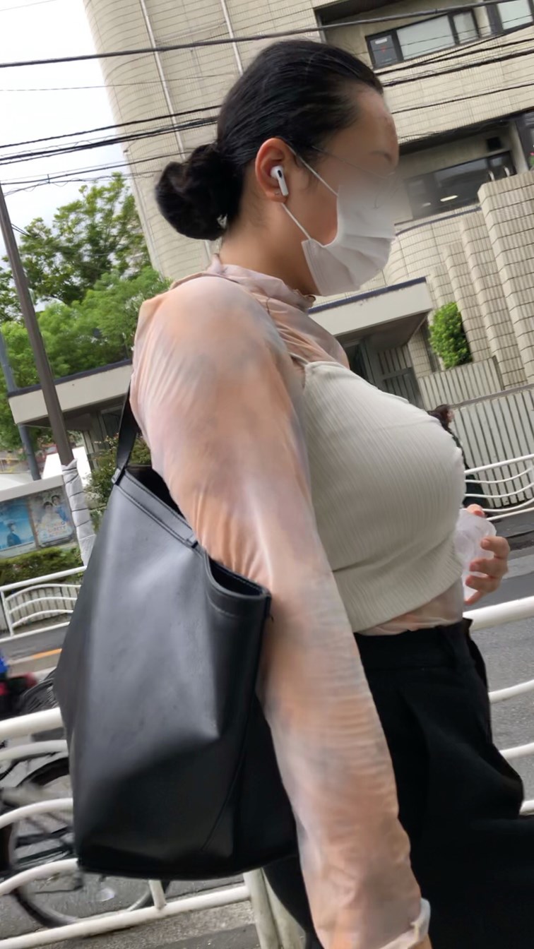 【横からの眺め389】推定Iカップの超爆乳OLに釘付け!!
