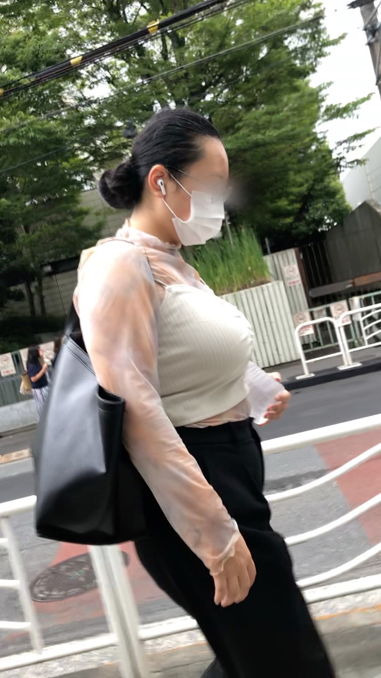 【横からの眺め389】推定Iカップの超爆乳OLに釘付け!!